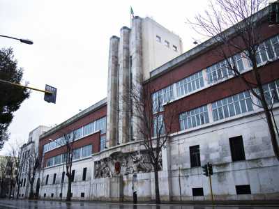 L�edificio � poi diviso su due livelli. Il superiore, di color ruggine, � caratterizzato da un�originale soluzione di finestrature continue